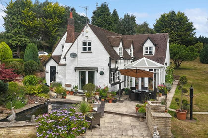 3 acres of Cottage for sale in Ombersley