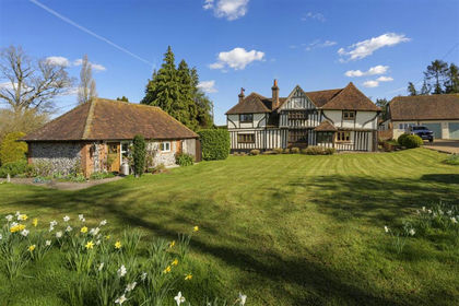 5.7 acres of Farmhouse for sale in Newnham