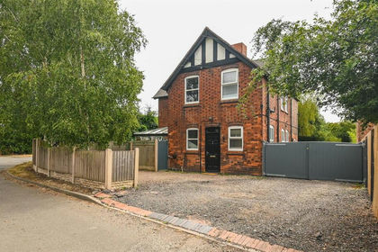 2.7 acres of Kennels Property for sale in South Derbyshire