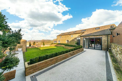 7.6 acres of House with Land for sale in Holme Valley