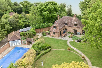 10.3 acres of Cottage for sale in Elham