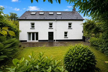 1 acre of Farmhouse for sale in Llanfihangel Ystrad
