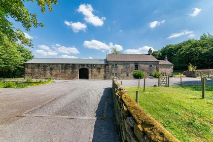 7 acres of Farmhouse for sale in Kirkburton