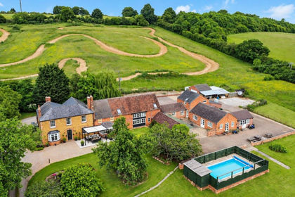 16.5 acres of Farmhouse for sale in Daventry