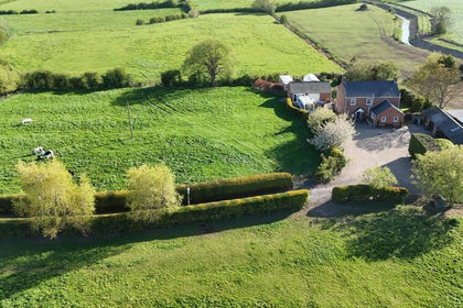 11 acres of Farmhouse for sale in Mumby