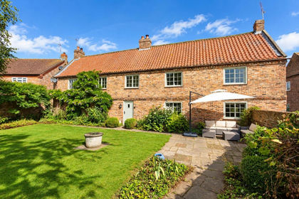 8.6 acres of Farmhouse for sale in Hessay