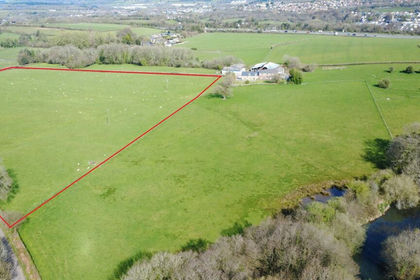 11.3 acres of Farm for sale in Pont-y-clun