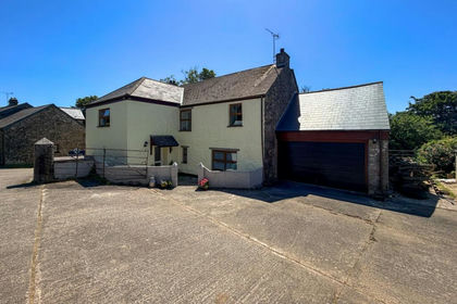 2.5 acres of Farmhouse for sale in Sithney