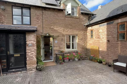 Cottage for sale in Hatfield and Newhampton
