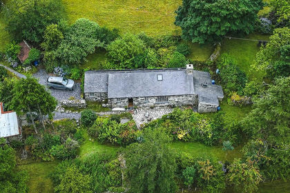 1 acre of Cottage for sale in Dolbenmaen