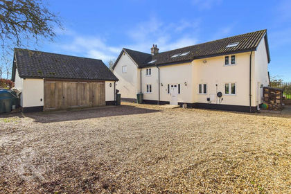 5 acres of Farmhouse for sale in South Lopham
