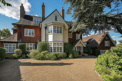 1 acres of House with Land for sale in Eltham and Chislehurst