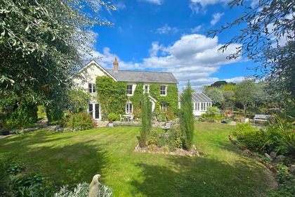3.4 acres of House with Land for sale in Lymington and Pennington