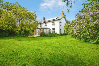 2 acres of Farmhouse for sale in Wigtoft