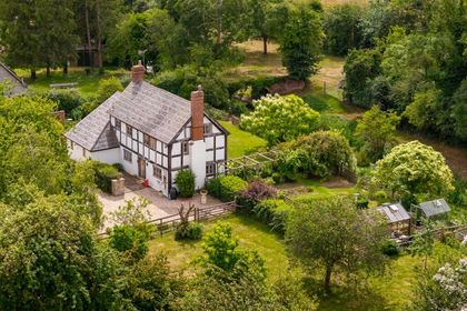 2 acres of Cottage for sale in Yarkhill