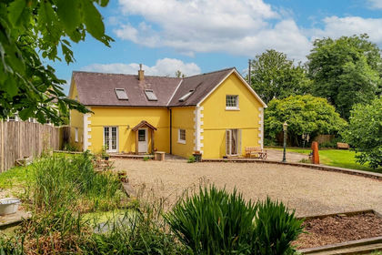 1 acre of House with Land for sale in Carmarthen