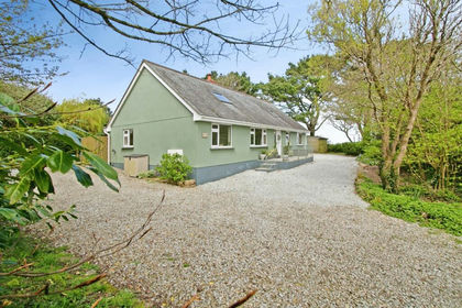 1.5 acres of House with Land for sale in Carn Brea