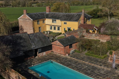 6.5 acres of Farmhouse for sale in Preston St. Mary