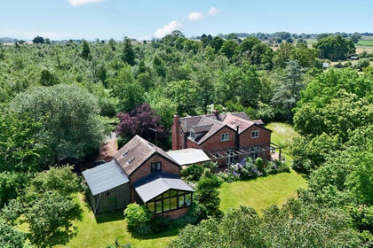 4.3 acres of House with Land for sale in Weston-under-Redcastle