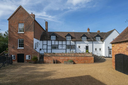 4.4 acres of House with Land for sale in Inkberrow
