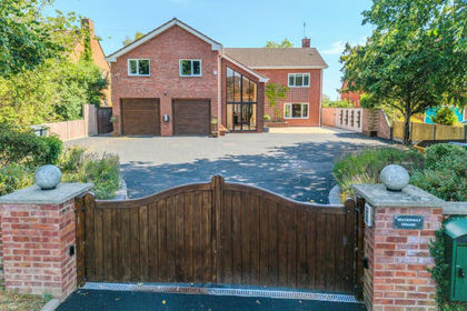 1.3 acres of House with Land for sale in Fladbury