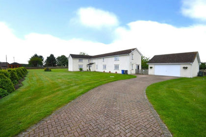2 acres of Farmhouse for sale in Thorne