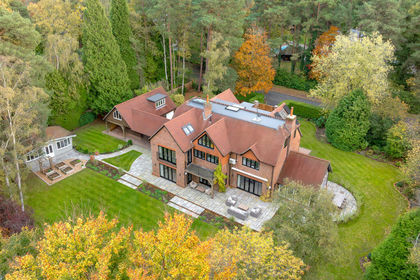 1 acre of House with Land for sale in Winkfield