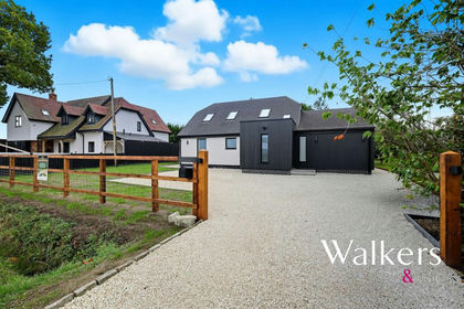 1 acre of House with Land for sale in Blackmore, Hook End and Wyatts Green