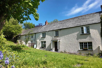 10.4 acres of Farmhouse for sale in Lezant
