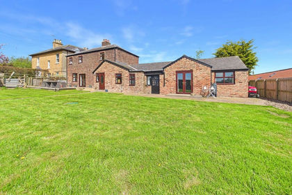 2.3 acres of Farmhouse for sale in Hutton Cranswick