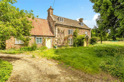3.1 acres of Cottage for sale in Eastington