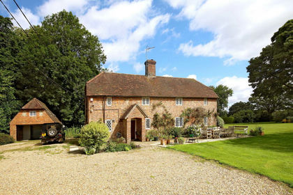 2.7 acres of Cottage for sale in Bentworth