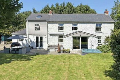 6 acres of Cottage for sale in Wendron