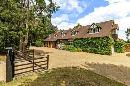 12.9 acres of House with Land for sale in Sarratt