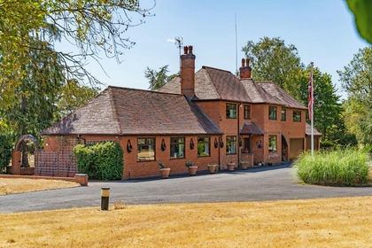 2.8 acres of House with Land for sale in Mappleborough Green