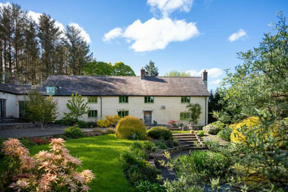 6.3 acres of Farmhouse for sale in Llanbadarn Fynydd