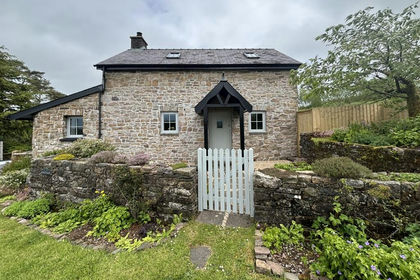 1 acre of House with Land for sale in Cyngor Bro Dyffryn Cennen