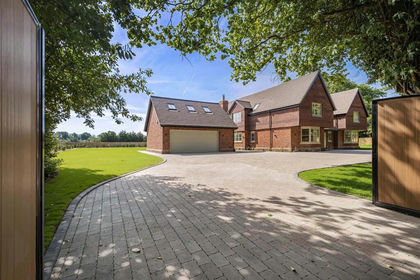 1.4 acres of House with Land for sale in Goring Heath