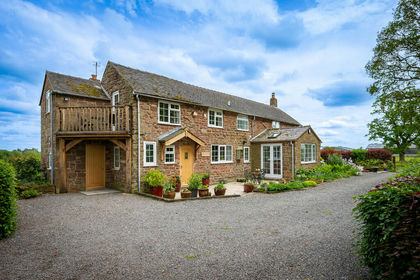 1 acre of Cottage for sale in Hinstock