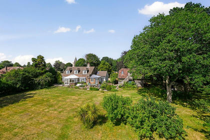 5.5 acres of House with Land for sale in Hothfield