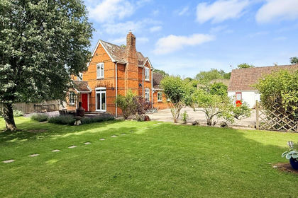 1 acre of House with Land for sale in Uffington